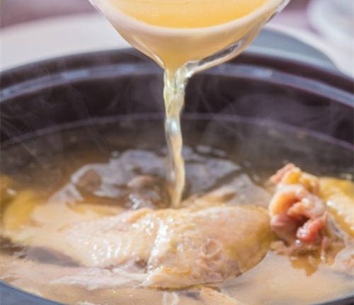 【鸡汤和鸽子汤哪个更好】鸡汤和鸽子汤分别有哪些功效和作用？