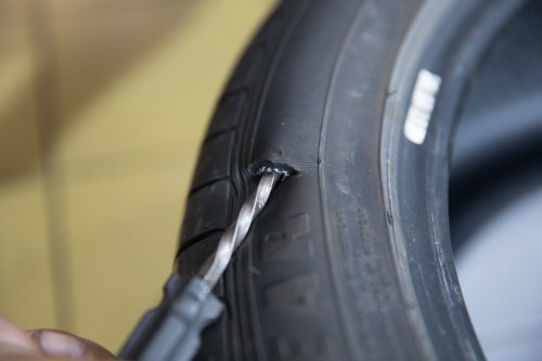 [汽车轮胎侧面破了还能补吗]汽车轮胎侧面被扎还能用吗 轮胎被扎如何修补