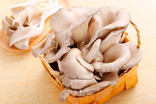 蘑菇炒青菜的做法 加点姜蒜会更提味