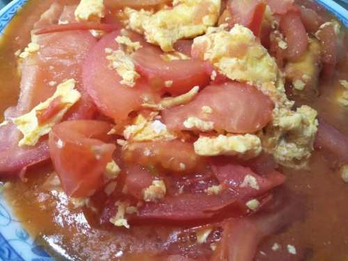 简单番茄炒鸡蛋的做法 加点盐会更鲜美