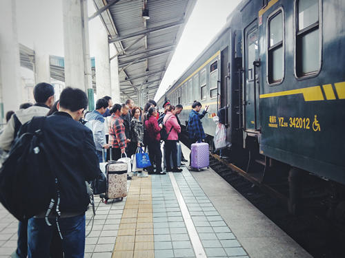 春节前深圳火车站加开21趟临客列车