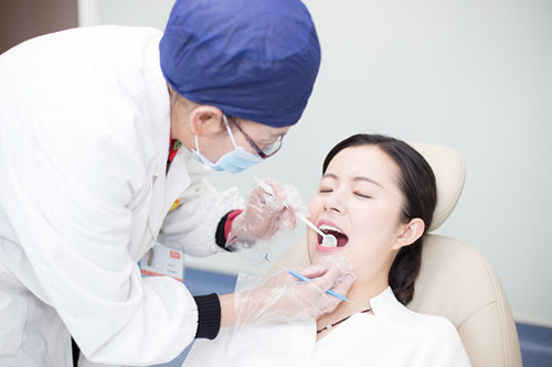 牙龈总出血怎么回事 牙龈出血是什么原因