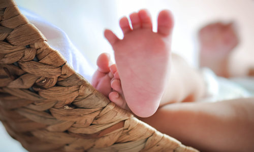 婴儿床什么材质比较好 婴儿床如何选购