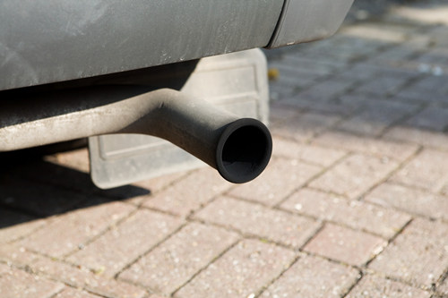 汽车排气管为什么会冒黑烟 解决方法有哪些