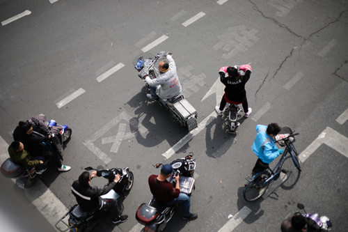 电单车备案期间，深圳交警对冲禁令人性化执法