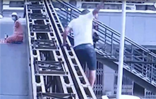 男子跳天桥被公交车接住 现场视频曝光 画面惊悚
