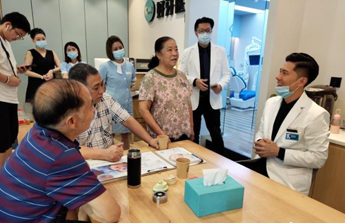现实版凌霄曝光 前台湾偶像歌手在成都当牙医