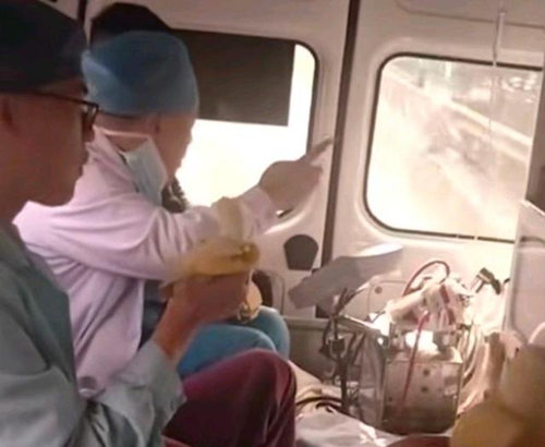 医护人员救护车内吃香蕉引争议