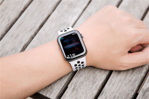 爆Apple Watch将隐藏前置摄像头 采用屏下指纹
