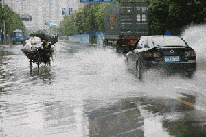 雨天飞车溅湿路人违法吗 可不可以报警