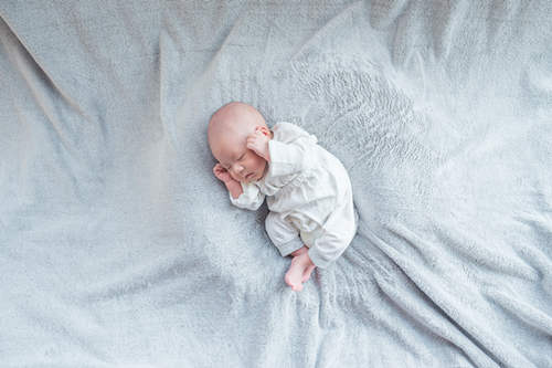 新生儿正确睡姿图及宝宝常见睡姿解析