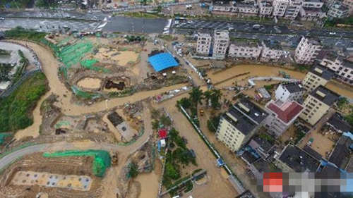 深圳遭50年一遇暴雨 致150处内涝37起山体滑坡