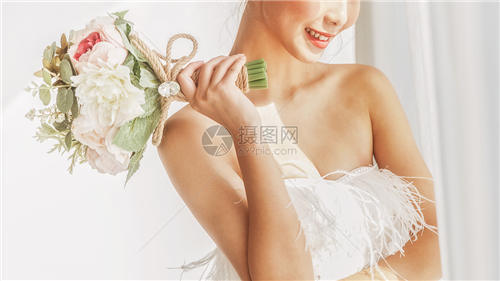 拍婚纱照内衣还是胸贴 如何选胸贴效果更佳（图片来源：摄图网）