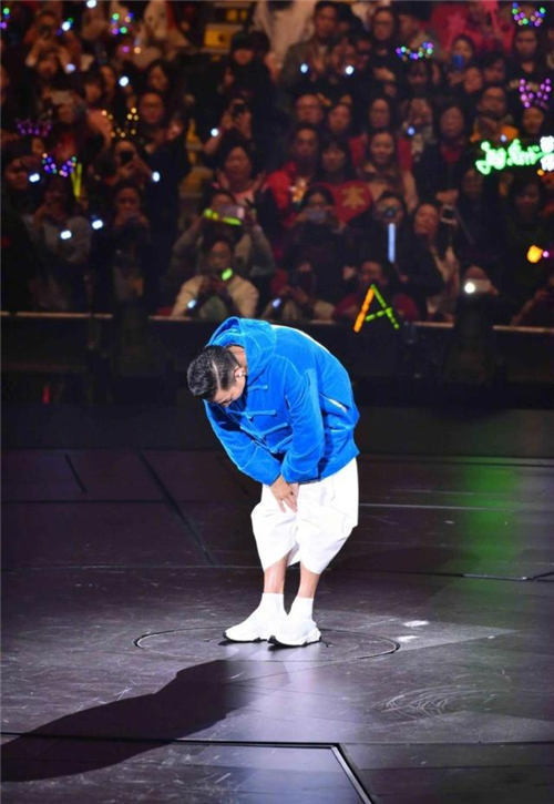 刘德华为什么哭着道歉 取消演唱会致歉歌迷