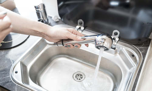 厨房水槽漏水如何解决 厨房水槽保养技巧