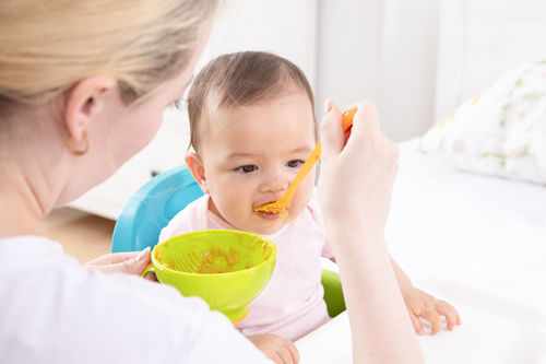 宝宝几个月可以吃辅食 4个月的宝宝可以吃什么辅食