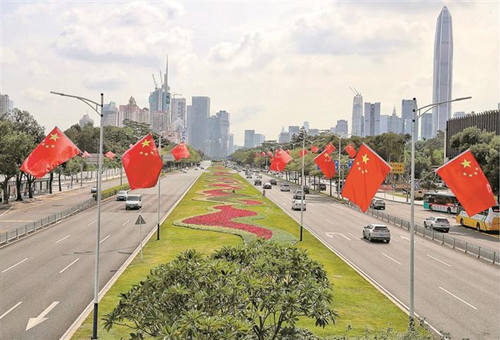 深圳街头披上盛装 500条道路悬挂超10万面国旗