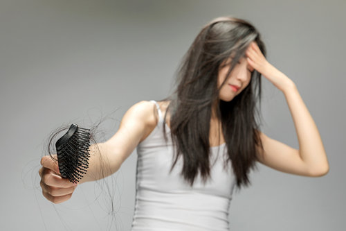 产后脱发吃什么长头发?如何有效预防产后脱发?