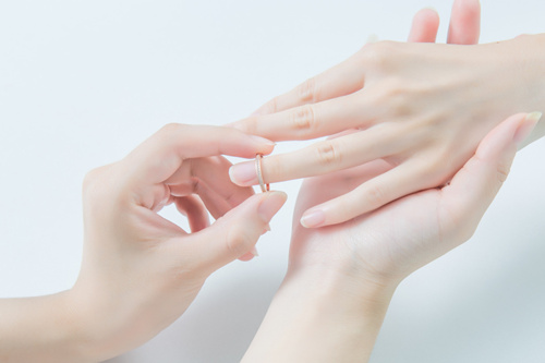 结婚戒指可以挂脖子上吗 戒指带手上的含义
