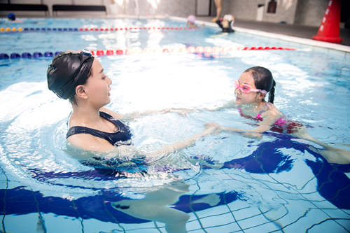 明年起广东各小学都要开设游泳课