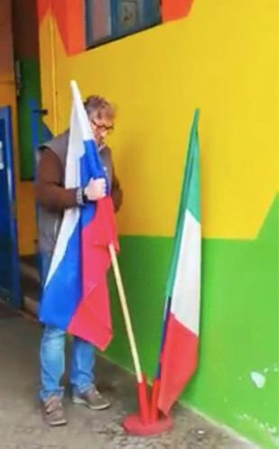 意大利降下欧盟旗帜 升起中国和俄罗斯国旗