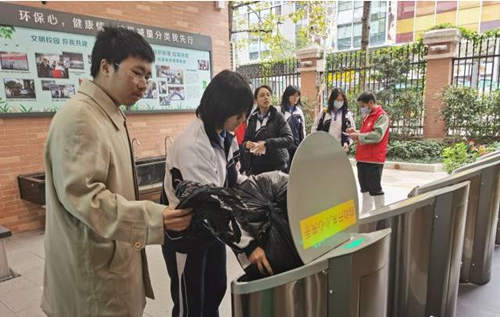 深圳首个校园智能地埋式垃圾桶投入使用