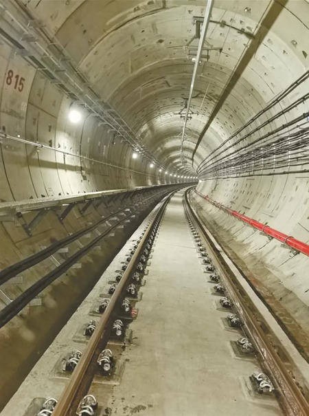 深圳首条无人驾驶地铁完成热滑 最高时速达120公里