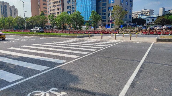 深圳又出了新款人行横道 人行横道也会发光
