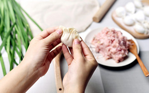 鲜虾猪肉芹菜饺子怎么做 鲜虾猪肉芹菜饺子的家常做法
